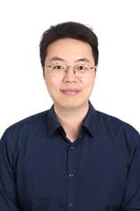 穿着蓝色衬衫的男人
描述已自动生成