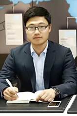 电脑前坐着穿西装的男人
描述已自动生成